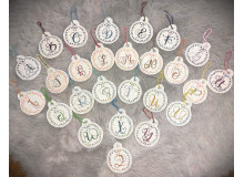 Stickserie - ITH Anhänger Schleifchen Monogram A - Z